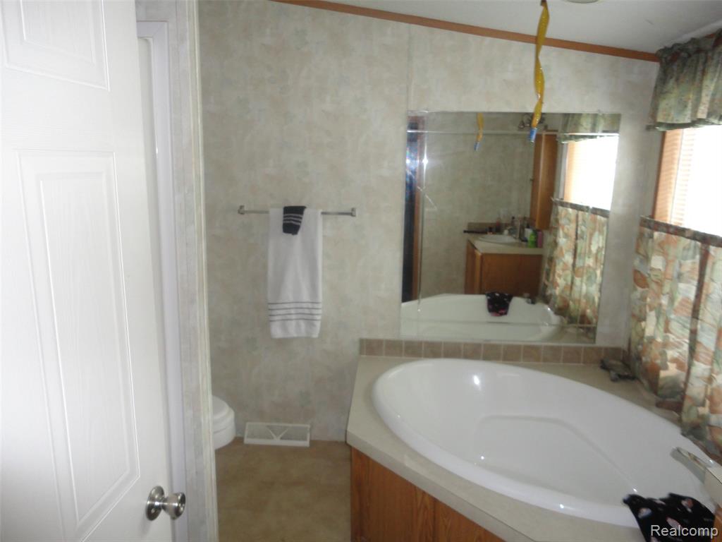 983 Tanners Landing, Monroe, MI 48161 — Photo 13