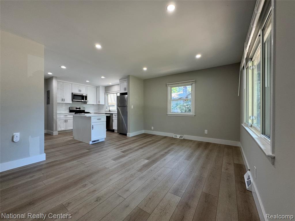 5458 Vincent Avenue, Waterford, MI 48327 — Photo 2