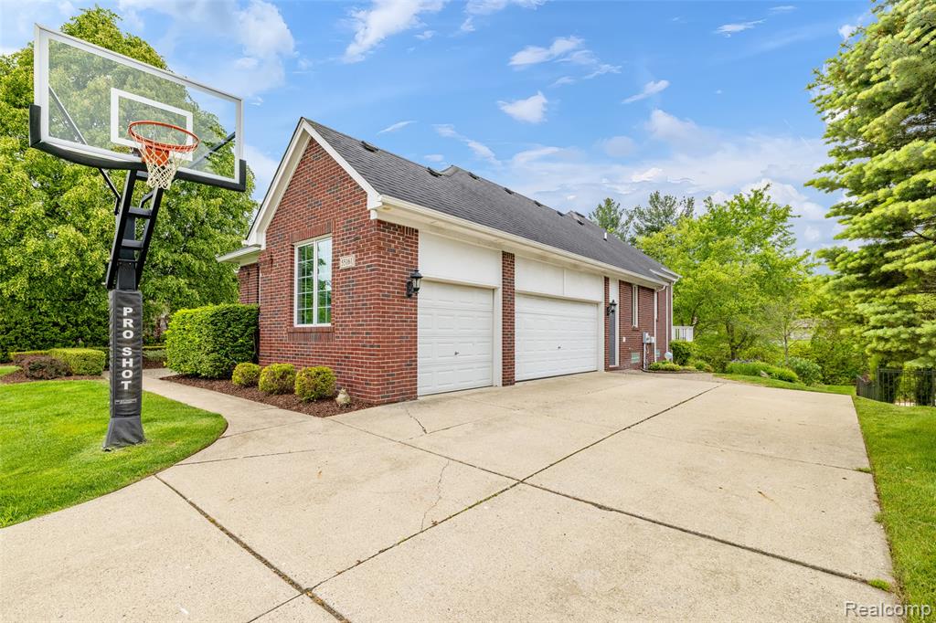55161 Whitney Drive, Shelby Twp, MI 48315 — Photo 3