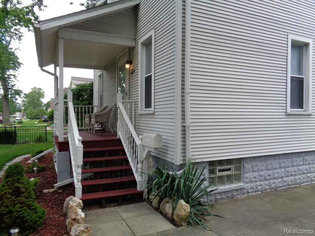 684 RIVERBANK Street, Wyandotte, MI 48192 — Photo 2