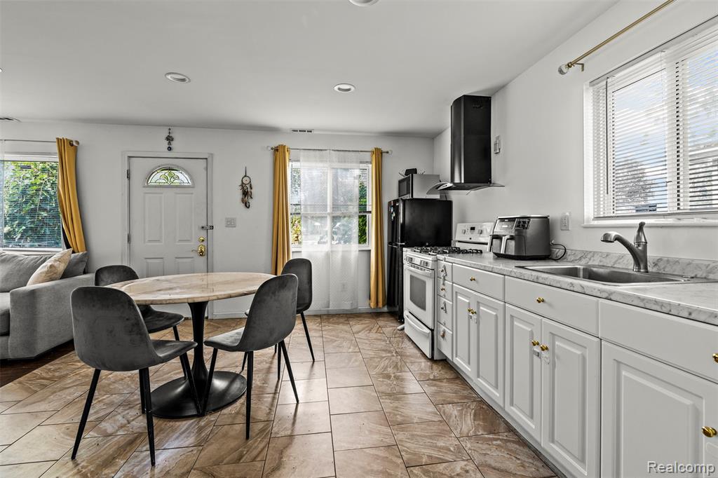7052 Victory Avenue, Warren, MI 48091 — Photo 9