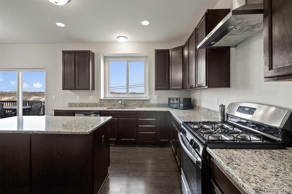 4882 E Stonegate Circle, Lake Orion, MI — Photo 11
