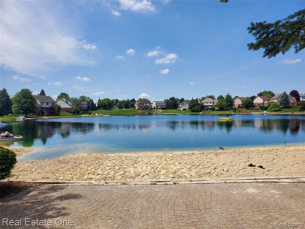 6595 Edith Court, Troy, MI 48085 — Photo 9