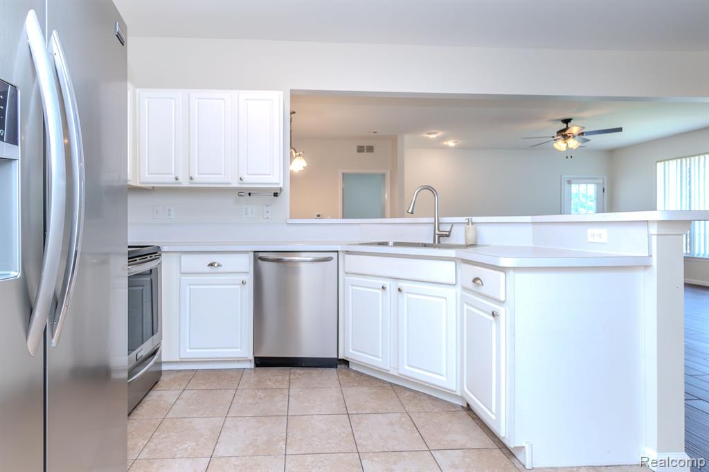 8106 CHESAPEAKE Circle, Walled Lake, MI 48390 — Photo 18