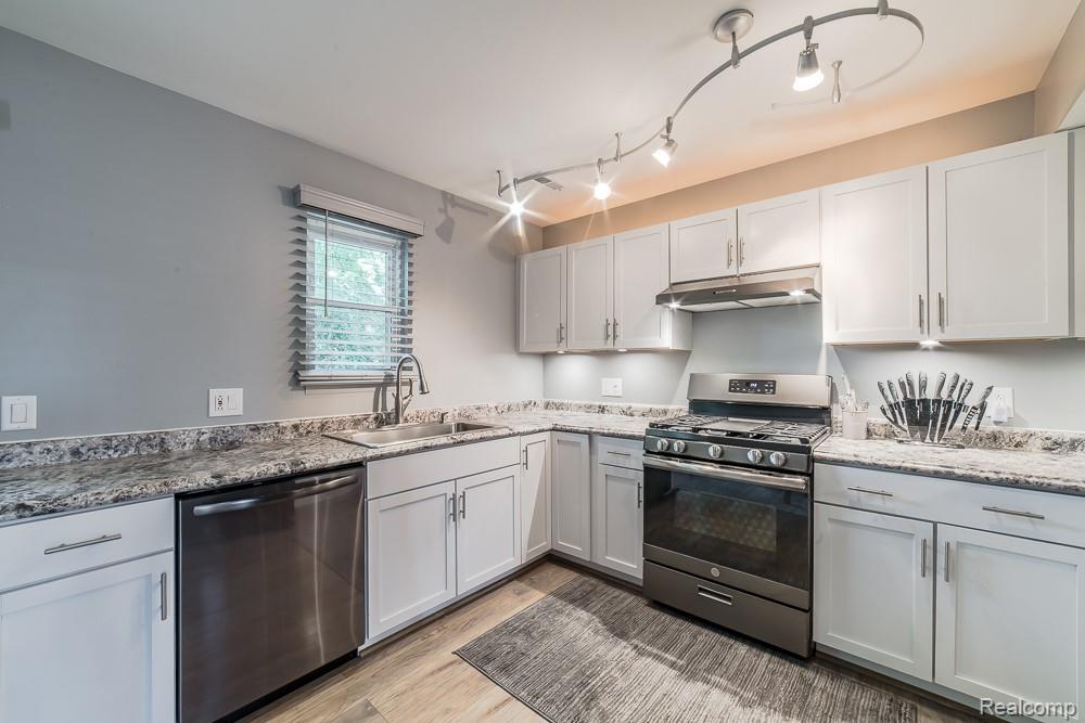 1034 Parkway, Waterford, MI 48328 — Photo 10