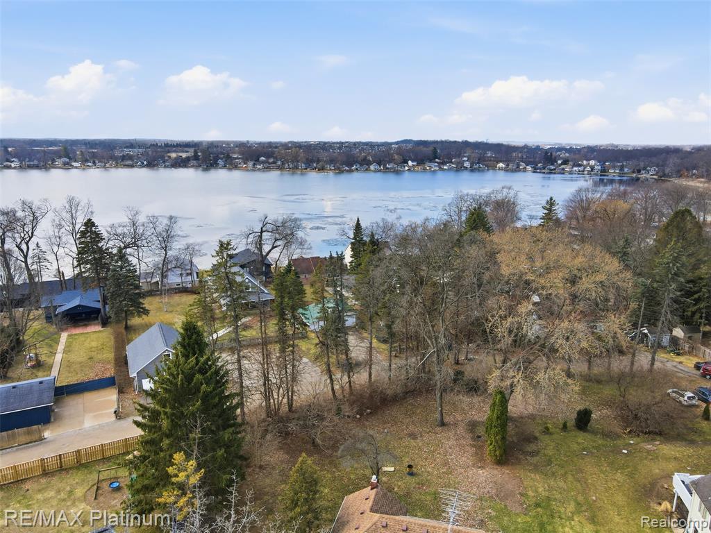 562 S Hughes Road, Howell, MI 48843 — Photo 3