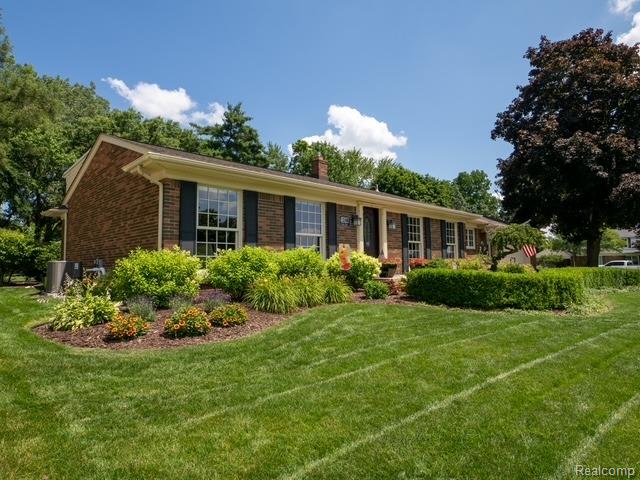 4923 Dusk Drive, Utica, MI 48316 — Photo 2