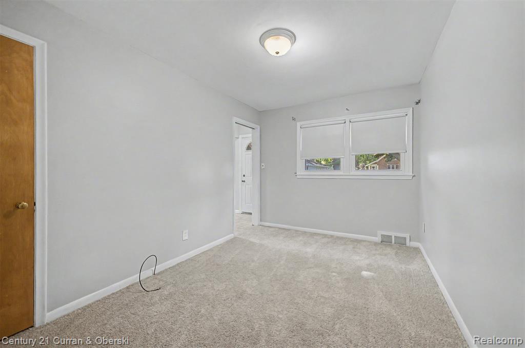8212 GLENGARY Street, Dearborn Heights, MI 48127 — Photo 22