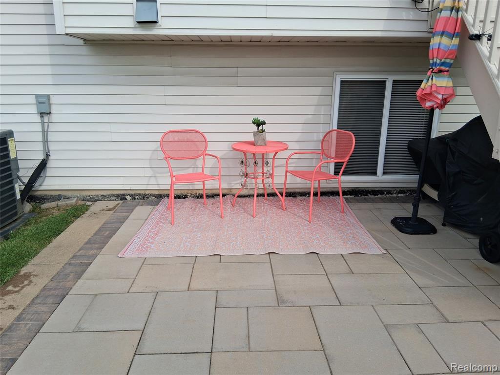 415 Lake Laura Drive, Pontiac, MI 48341 — Photo 16