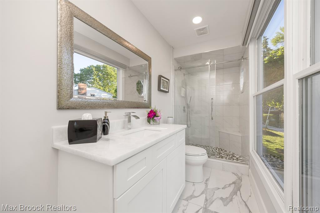 4659 LINWOOD Street, West Bloomfield, MI 48324 — Photo 34