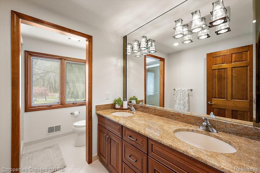 1071 Woodbridge Lane, Rochester, MI 48306 — Photo 38