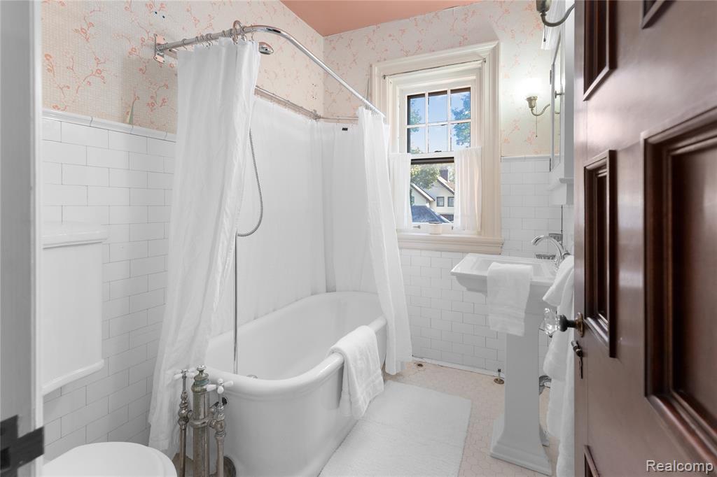 1450 Iroquois Street, Detroit, MI 48214 — Photo 45