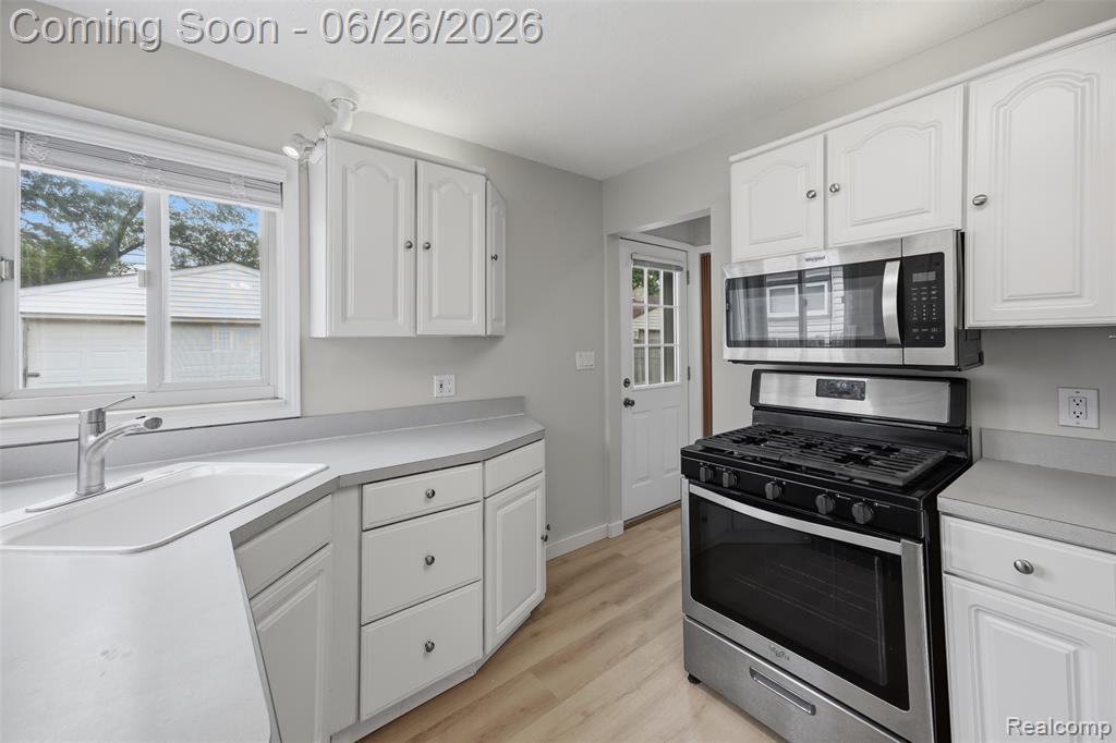 8250 Shari Drive, Westland, MI — Photo 9