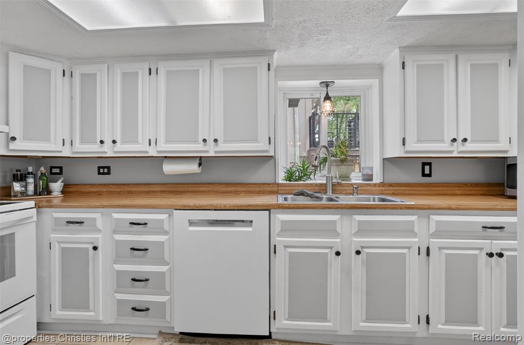 10219 Lakeside Drive, White Lake, MI — Photo 33