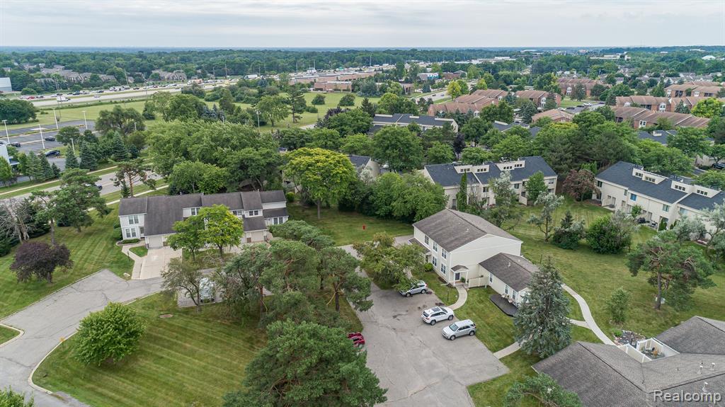 39523 VILLAGE WOOD Road, Novi, MI — Photo 27