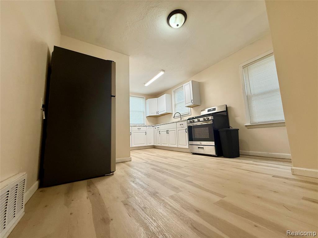 8719 CANYON Street, Grosse Pointe, MI 48236 — Photo 12
