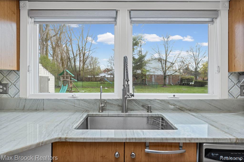 6240 Wynford Drive, West Bloomfield, MI — Photo 22