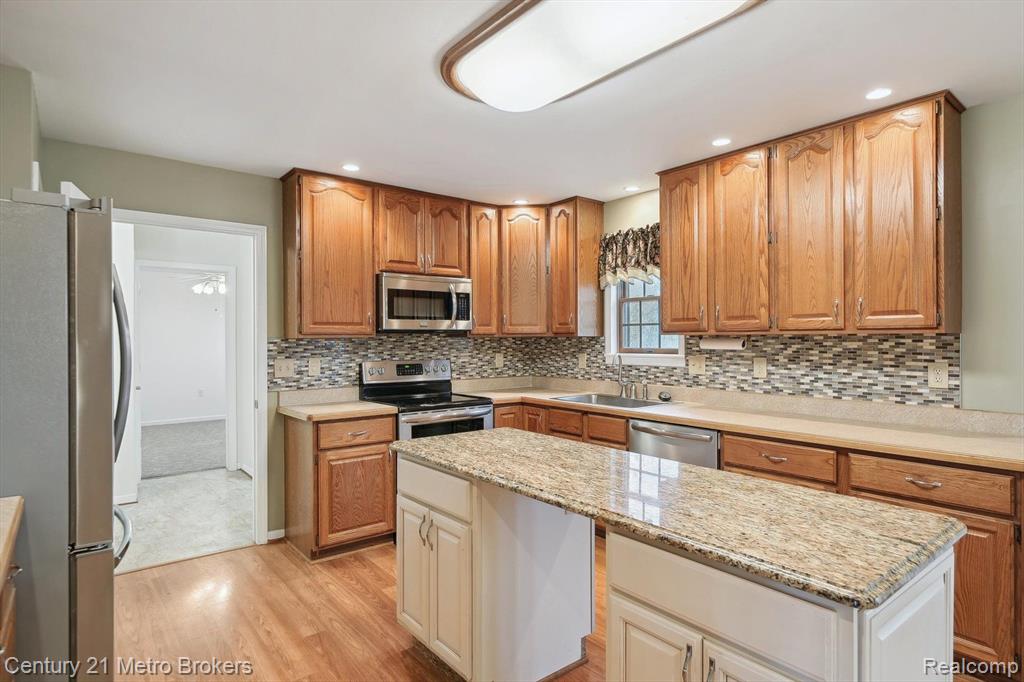6452 E MAPLE Avenue, Grand Blanc, MI 48439 — Photo 10