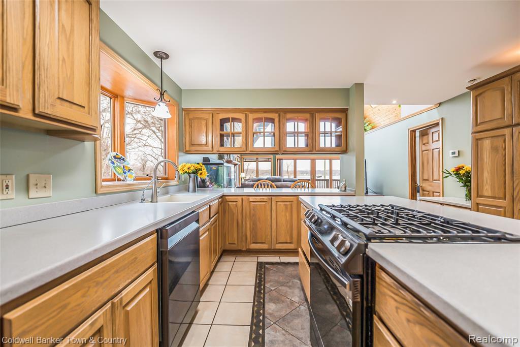 8160 Halfway Drive, Brighton, MI 48116 — Photo 17