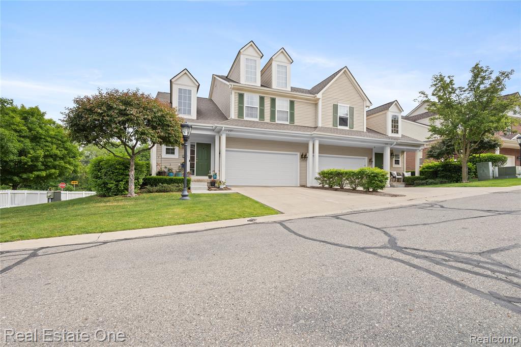 731 E Bluff Court, Rochester Hills, MI 48307 — Photo 3
