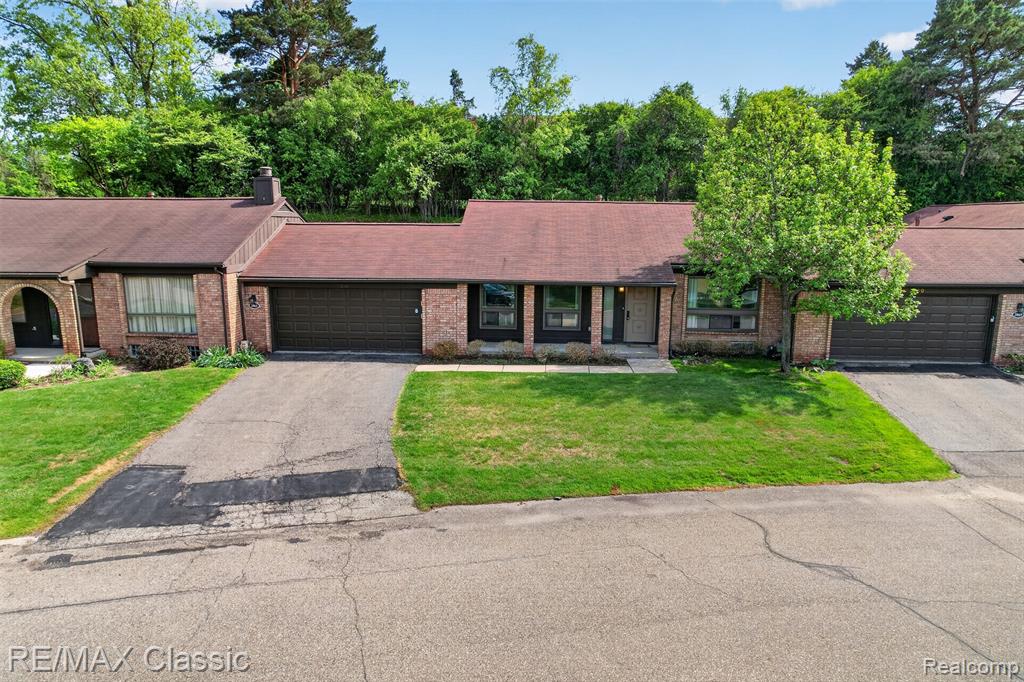 2061 Burgundy Street, West Bloomfield, MI 48323 — Photo 2