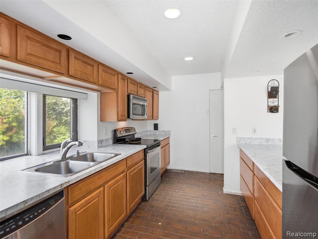 4554 Mystic Hills Circle, Milford, MI 48380 — Photo 20