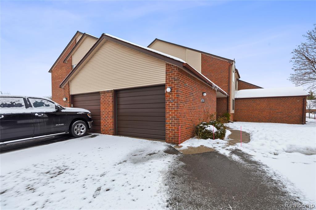 6700 Ridgefield Circle, 201, West Bloomfield, MI — Photo 2