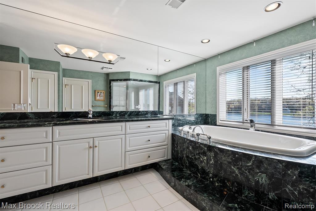 1832 Long Lake Shore Drive, Bloomfield Hills, MI 48302 — Photo 47