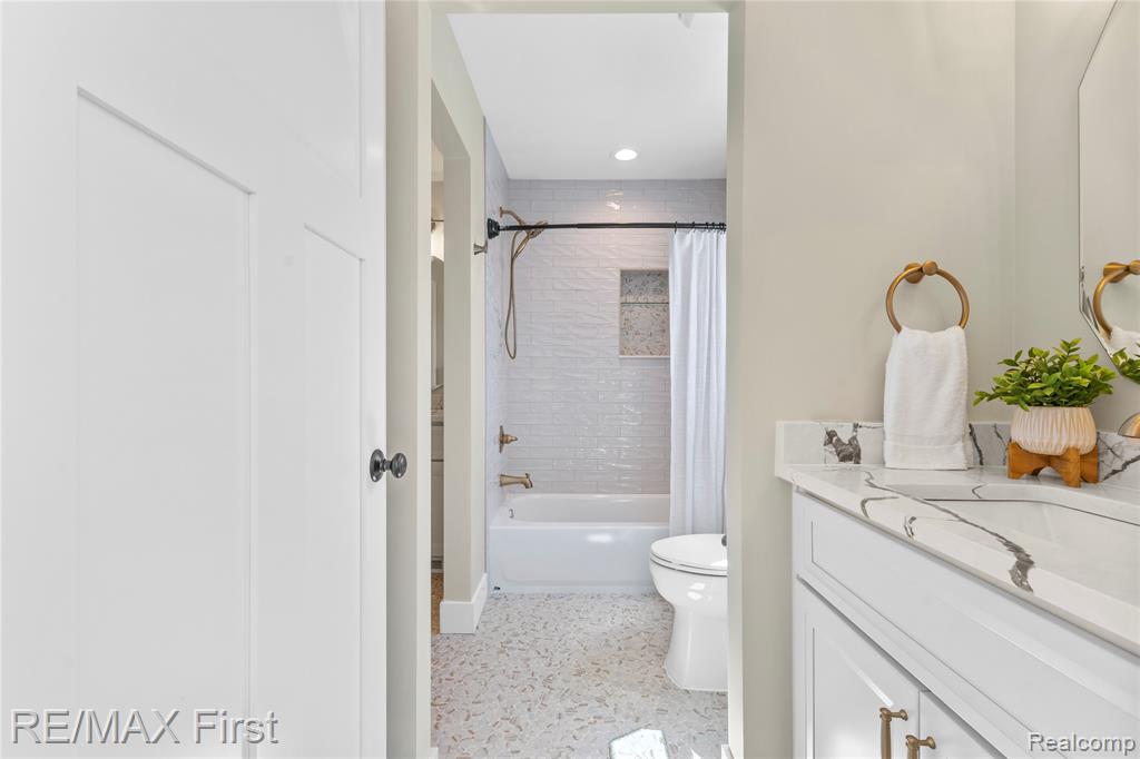 700 Devillen Avenue, Royal Oak, MI 48073 — Photo 37