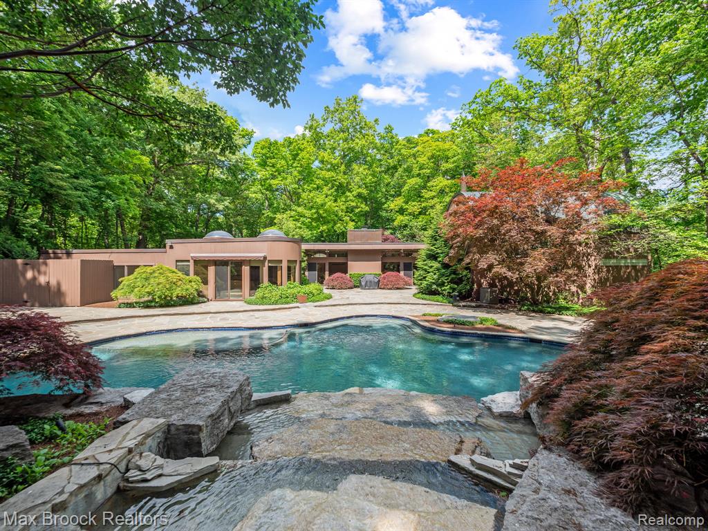 5130 Deep Wood Road, Bloomfield Hills, MI 48302