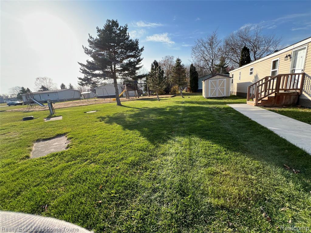 4101 Mapleview Court E, Brown, MI 48428 — Photo 6