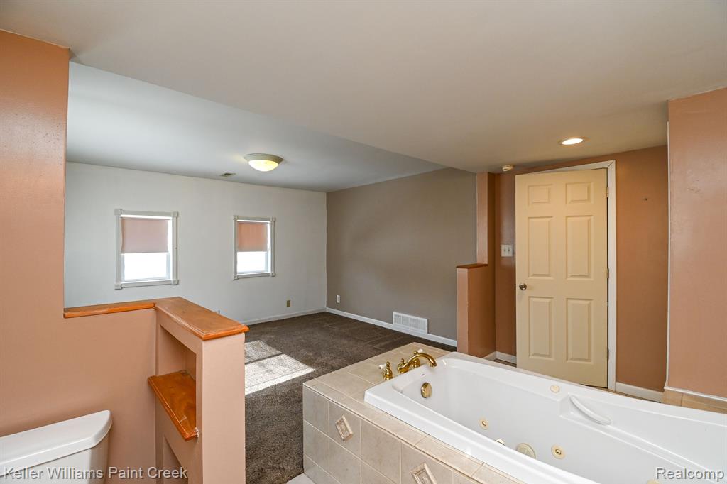 635 JOSLYN Road, Lake Orion, MI 48362 — Photo 17