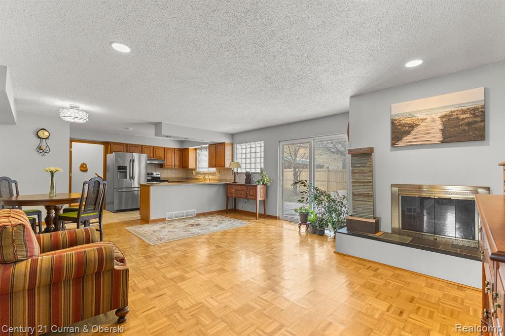 4051 JOHNSON Drive, Sterling Heights, MI 48310 — Photo 9