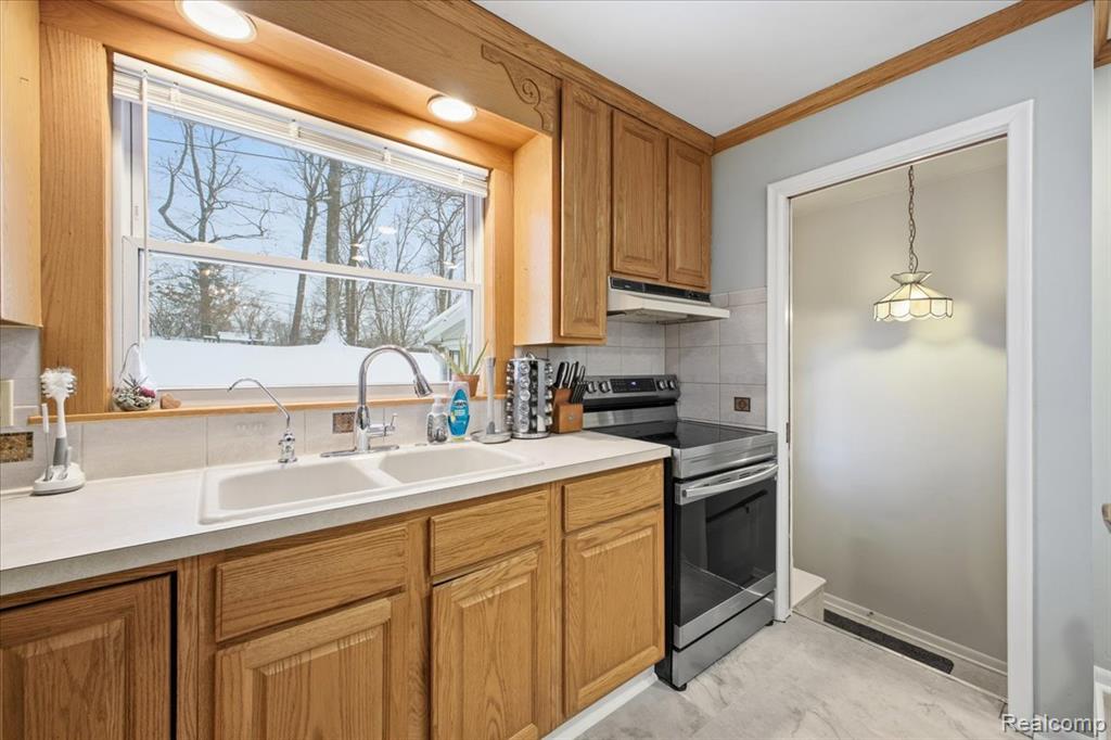 523 Tilmor Drive, Waterford, MI 48328 — Photo 22