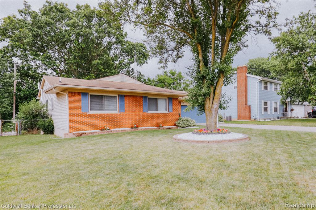 5158 SPINNING WHEEL Drive, Grand Blanc, MI 48439 — Photo 2