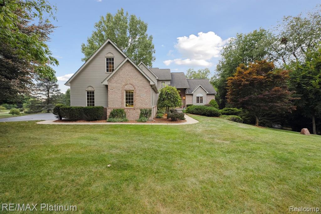 8872 Thornapple Drive, Pinckney, MI 48169 — front exterior