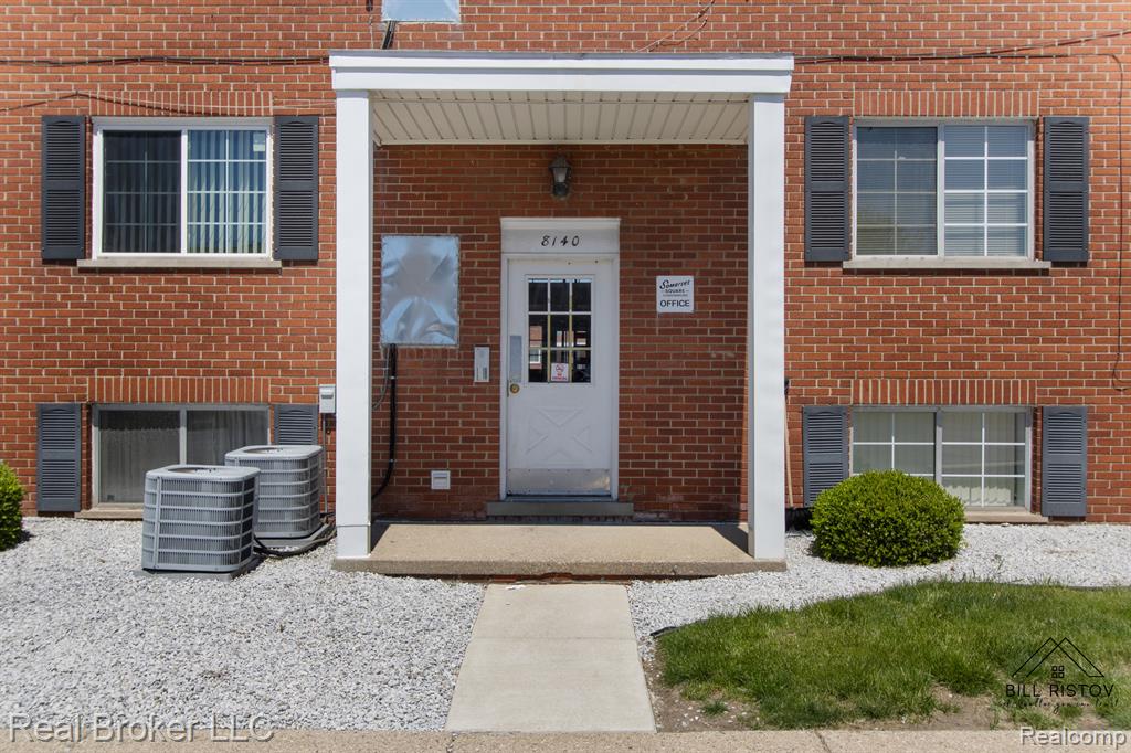8140 CRESTVIEW Drive, Sterling Heights, MI 48312 — front exterior