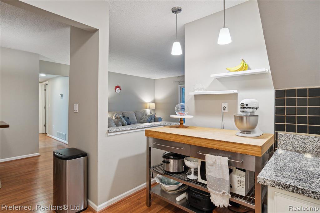 262 PINEWOOD Drive, Plymouth, MI 48170 — Photo 18