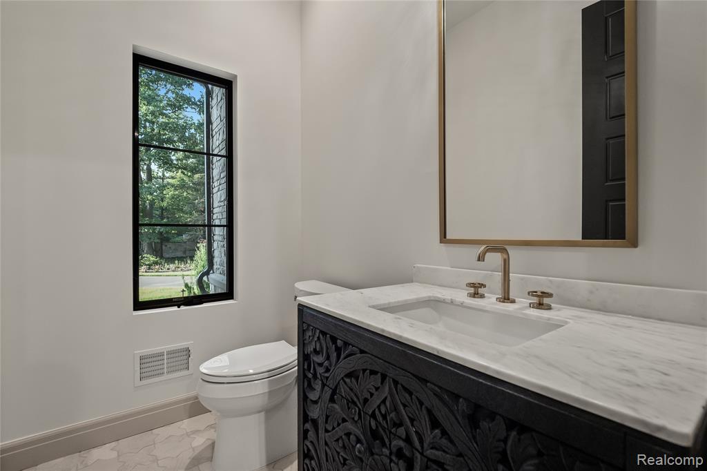 559 Barrington Park Drive, Bloomfield Hills, MI 48304 — Photo 36