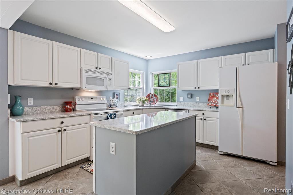 4709 Greenview Court, Commerce Twp, MI 48382 — Photo 12