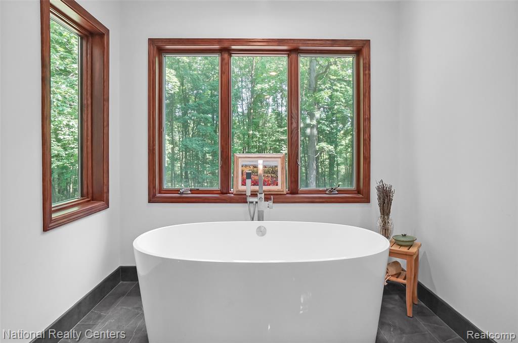 11500 Lisa Lori Lane, South Lyon, MI 48178 — Photo 40