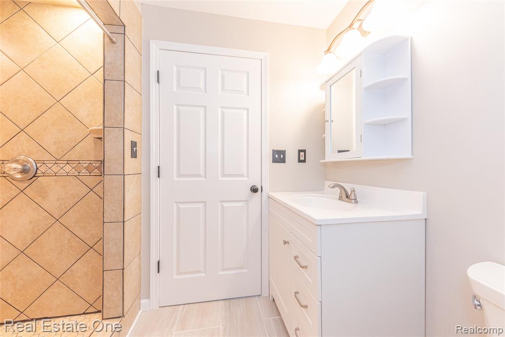 912 N Wixom Road, Wixom, MI 48393 — Photo 24