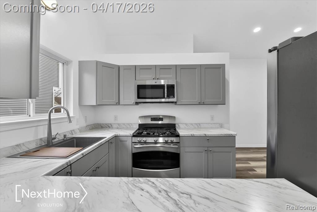 321 Oxford Court, Belleville, MI 48111 — Photo 12