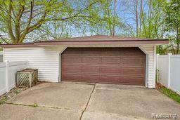 2051 AVONDALE Street, Sylvan Lake, MI 48320 — Photo 25