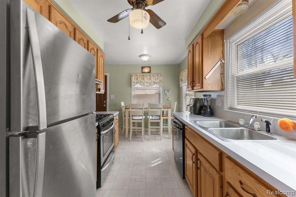 8246 LOCHDALE Street, Dearborn Heights, MI 48127 — Photo 10