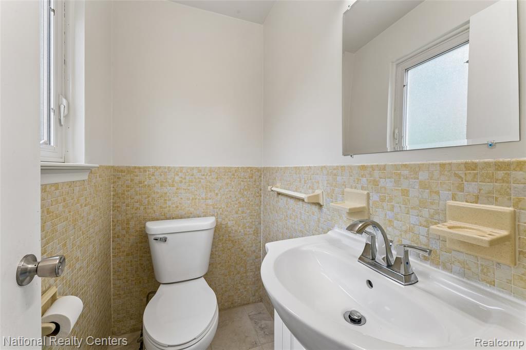 8108 Whitefield Street, Dearborn Heights, MI 48127 — Photo 13