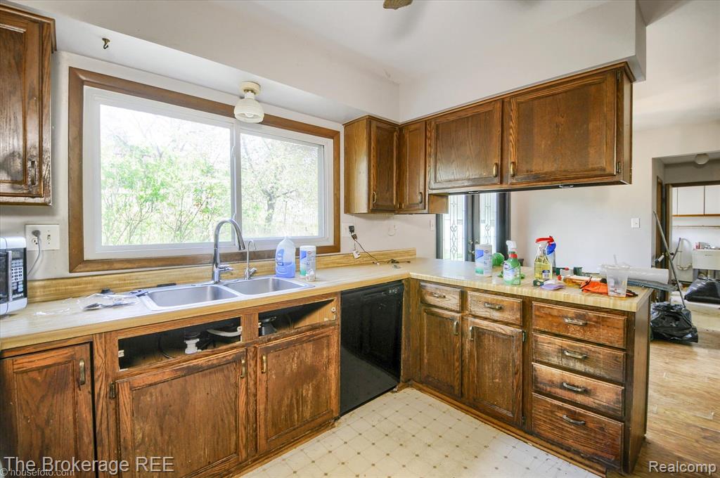 688 UPHILL Road, Milford, MI 48381 — Photo 20