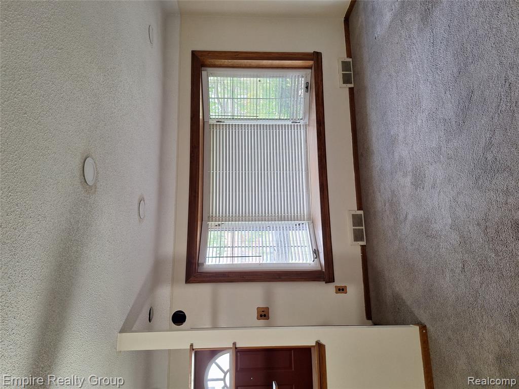 8547 Kinloch Street, Dearborn Heights, MI 48127 — Photo 7