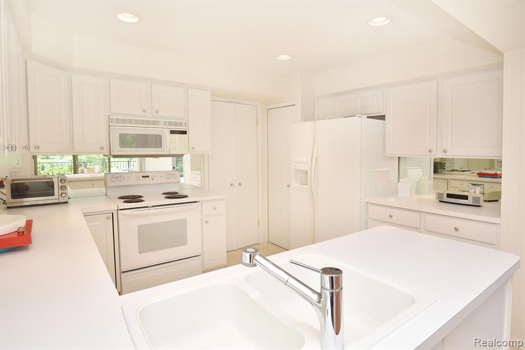 1943 PINE RIDGE Court, Bloomfield Hills, MI 48302 — Photo 11