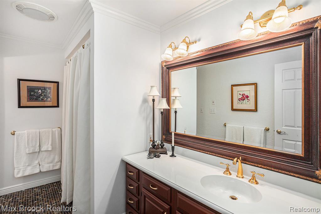 855 N Pemberton Road, Bloomfield Hills, MI 48302 — Photo 13